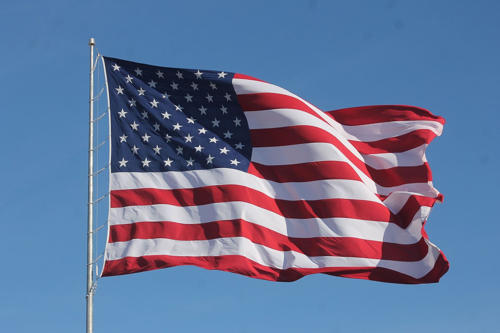 Bandeira dos Estados Unidos tremulando contra o céu