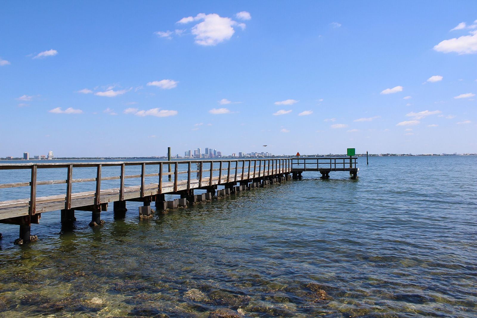 Baía de Tampa vista do Ballast Point Park, com o centro de Tampa ao fundo
